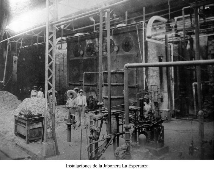 Las instalaciones y obreros de la Jabonera 'La Esperanza'.
