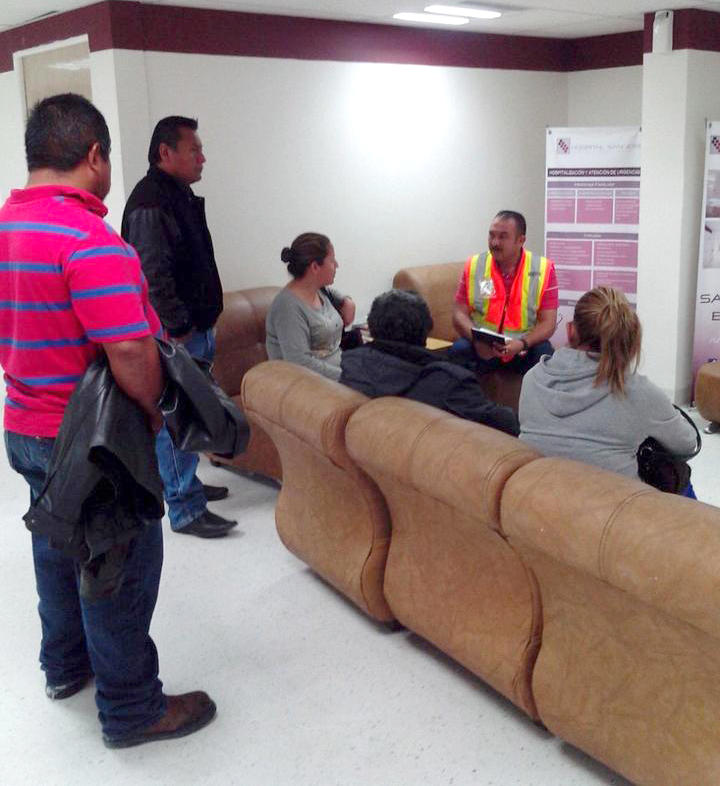 Se instaló en el hospital San José una mesa de atención y apoyo a los familiares de los lesionados. (El Siglo de Torreón)
