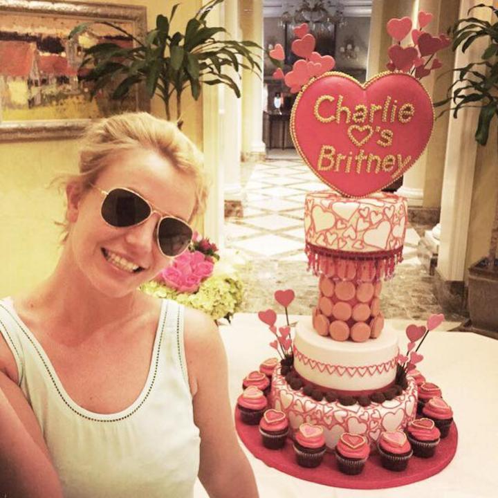 Britney presumió a sus seguidores el regalo de San Valentín que le dio su novio. (Facebook)