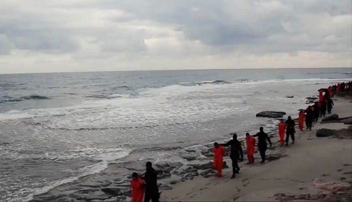Pánico. Imagen tomada de un video donde se muestra el asesinato de cristianos. (EFE)