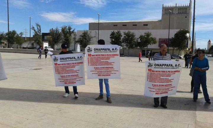 Onappafa inició con la entrega de volantes que dicen 'no mas votos para el PRI en Coahuila' como parte de su malestar ante los decomisos y multas contra propietarios de vehículos de procedencia extranjera. (El Siglo de Torreón)