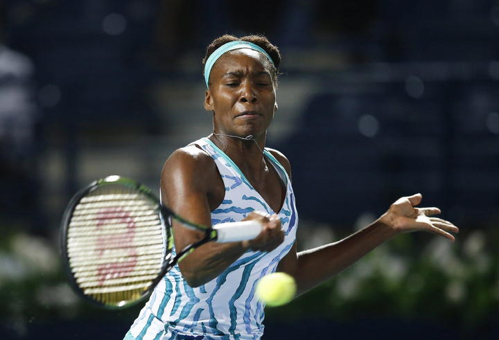 La campeona defensora de la competencia, Venus Williams, derrotó a la suiza Belinda Bencic, de 17 años, por 6-1, 6-2. (EFE)