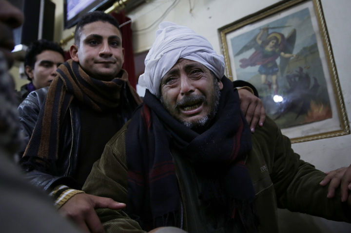 Tristeza. Un padre de los asesinados muestra su dolor, mientras Egipto ya respondió con ataques. (AP)