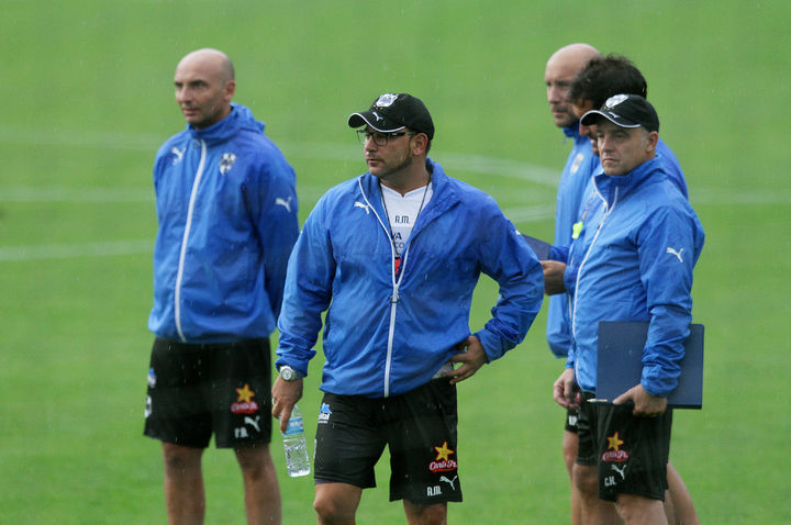 'El Turco' y su cuerpo técnico ya se encargaron ayer del entrenamiento; hoy dirigirán al equipo en partido de la Copa MX. Antonio Mohamed, 
