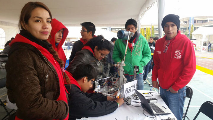 Ganadores. Jóvenes diseñan robot ganador que los hará ir a Australia a competencia mundial.