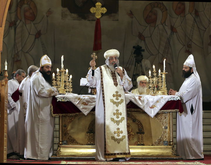 Iglesia de San Marcos.  El patriarca de la Iglesia Copta Ortodoxa, Teodoro II (c), preside la misa en memoria de las víctimas. (EFE)