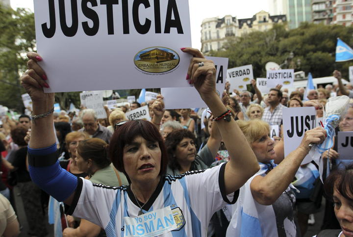 La denominada marcha del silencio, convocada por un grupo de fiscales federales bajo la consigna 'Justicia por Nisman', era encabezada entre otros por la exesposa y las hijas del fiscal muerto. (EFE)