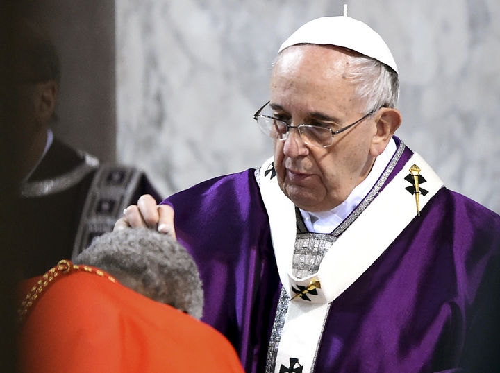 Cuaresma. Ayer el Papa Francisco participó en la procesión del Miércoles de Ceniza y pidió hacer oración, dar limosna y ayunar. (AP)