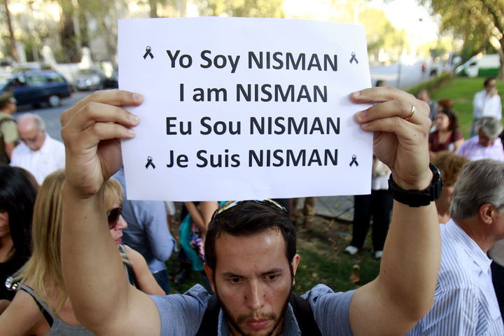 Fiscal. La mayor parte de los carteles eran blancos con letras negras, en donde manifestaban el rechazo por el caso Nisman. (EFE)