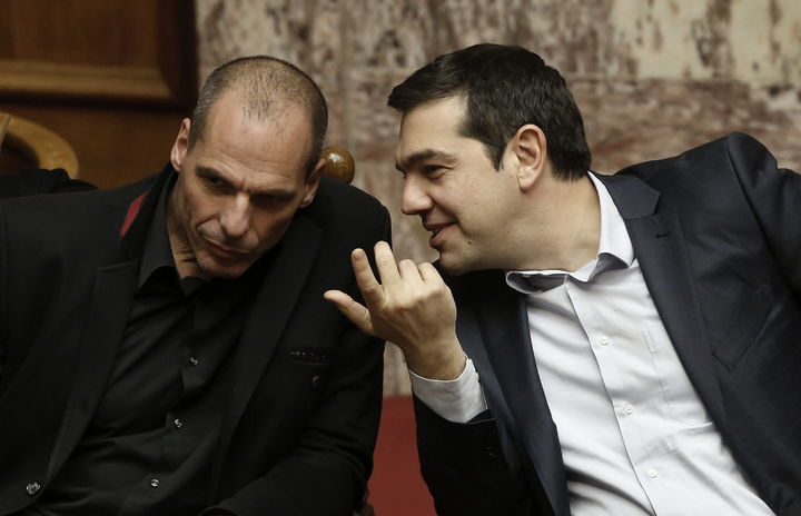 Análisis. Alexis Tsipras (dcha) conversa con el ministro de Finanzas, Yanis Varufakis. (EFE)