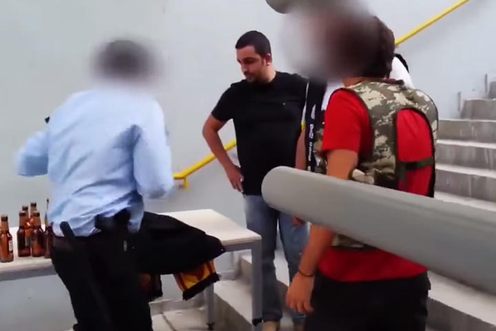 El sujeto fue interceptado a tiempo por agentes de seguridad del estadio en Turquía. (YOUTUBE)