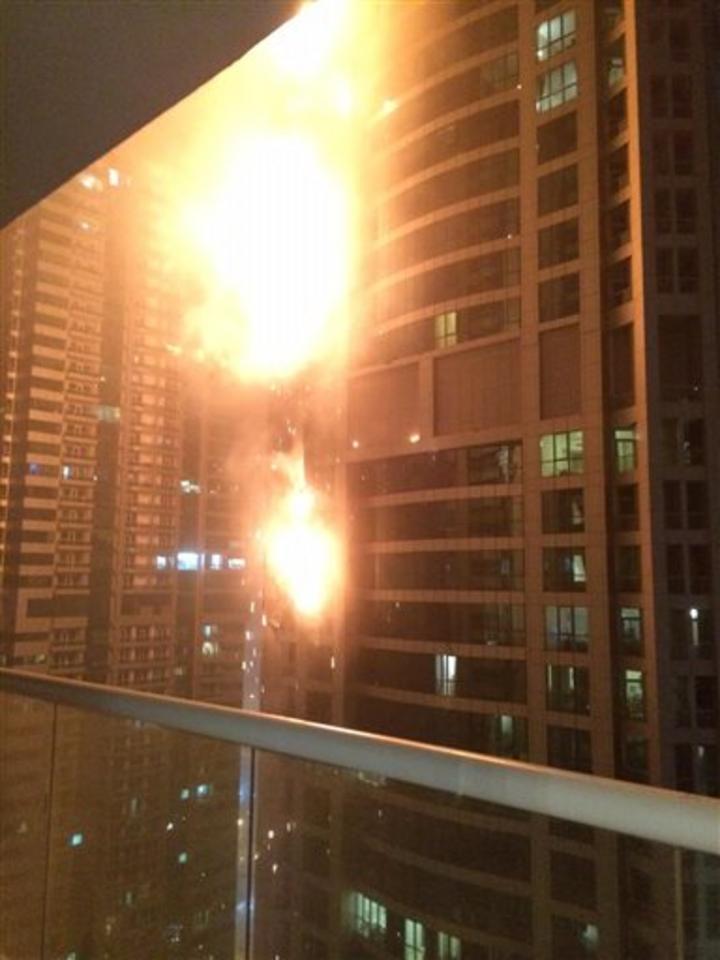 Un incendio se registró esta madrugada en la torre Torch, ubicada en el distrito de la Marina de Dubai; no hay reporte de víctimas. (AP)
