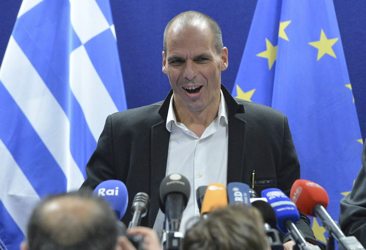 Acuerdo. El ministro de Finanzas de Grecia mostró su alegría en la rueda de prensa tras alcanzar un acuerdo con sus acreedores, lo cual le dará un respiro económico al país helénico. 