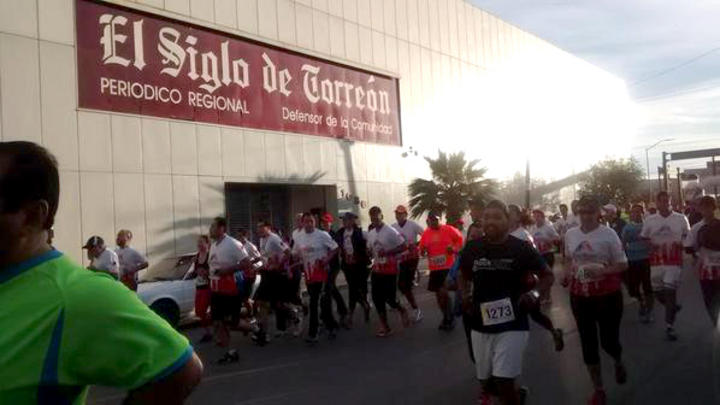 Las instalaciones de El Siglo de Torreón en avenida Matamoros y Acuña, fue el punto de salida de los participantes en la modalidad 5 K. (El Siglo de Torreón)