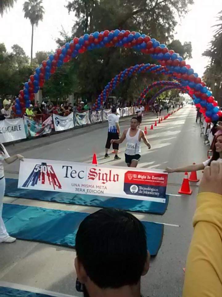 El zacatecano Juan Hernández Escalante se adjudicó el primer lugar de la distancia 10K. (El Siglo de Torreón)
