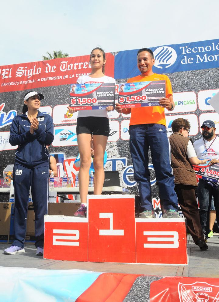Jessica Flores (i) fue la excepción en los ganadores absolutos de ayer, al ser la única atleta coahuilense en subir al podio. (Fotografía de Jesús Galindo)
