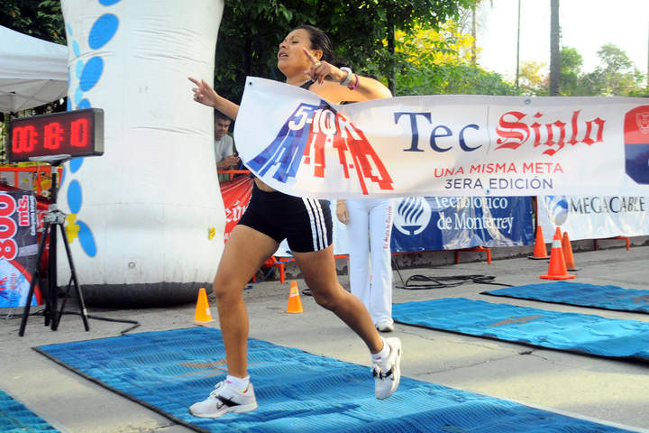 Estela Hernández Escalante ganó la modalidad 5 K de la Carrera Atlética Tec-Siglo.