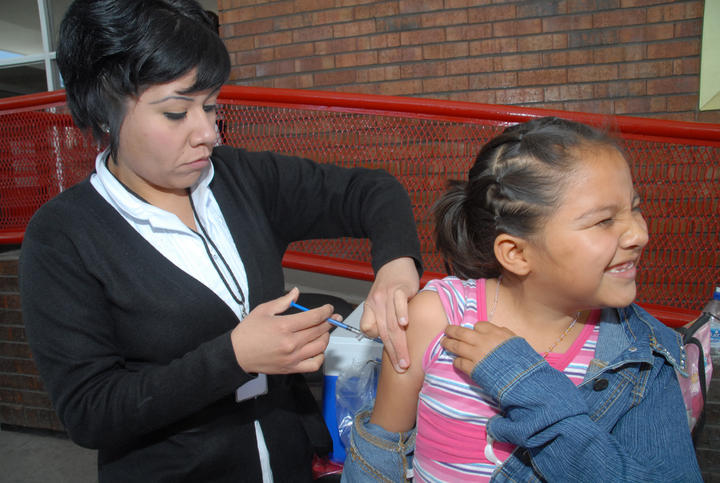 En los municipios que en Torreón y Matamoros se aplicarán más de 60 mil dosis, contra la poliomielitis. (Archivo)