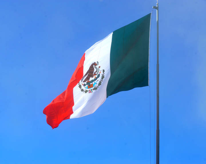 Respeto. La bandera actual data de 1968  y se celebra el 24 de febrero, en honor al Plan de Iguala, fecha en la que México firmó su primer tratado de Independencia.
