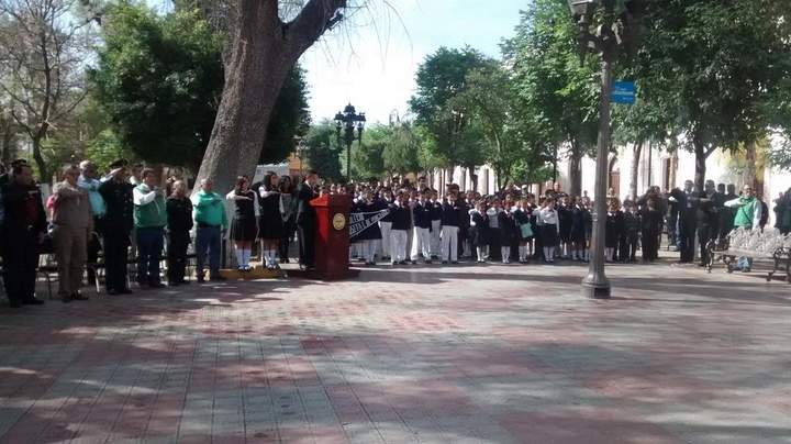 Se rindieron honores a la bandera con la asistencia de estudiantes, maestros y autoridades municipales. (El Siglo de Torreón)