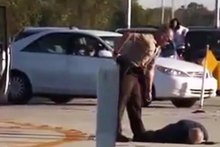 Los policías atacan al anciano pese a su tranquilidad al bajar de la camioneta. (YOUTUBE)