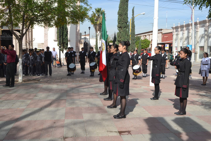 Conmemoración. Ayer el Municipio de Lerdo celebró con un acto cívico en la plaza principal el Día de la Bandera. 