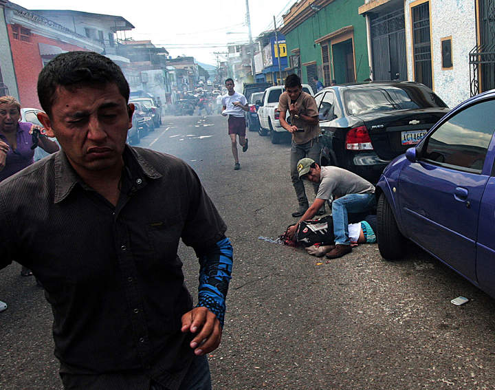 Tragedia. En una manifestación estudiantil contra el gobierno de Maduro le disparan y lo matan. (AP)