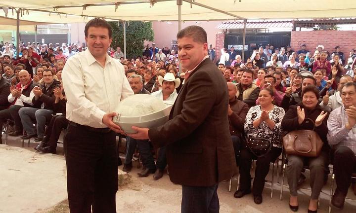 El alcalde Miguel Angel Riquelme Solis, expuso que en ambos municipios se proyecta una segunda entrega y se les hará llegar también refacciones y postes. (El Siglo de Torreón)
