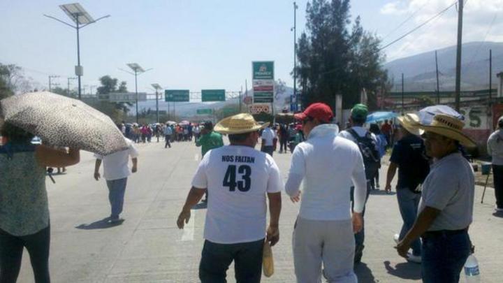 El contingente que partió del plantón que mantienen los disidentes desde el 8 de octubre en el Zócalo, se prevé que vayan a la Autopista del Sol. (Twitter)
