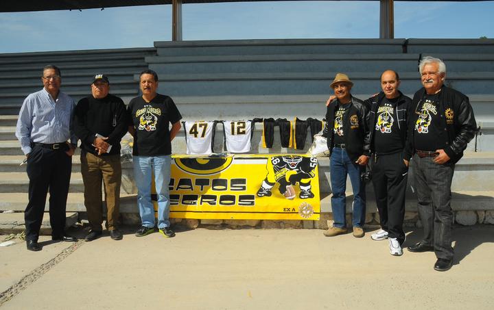 Encabezados por Raymundo Enrique Martínez y Luciano Martínez, los veteranos ex jugadores cedieron jerseys, licras y calcetas para los 40 jugadores actuales.