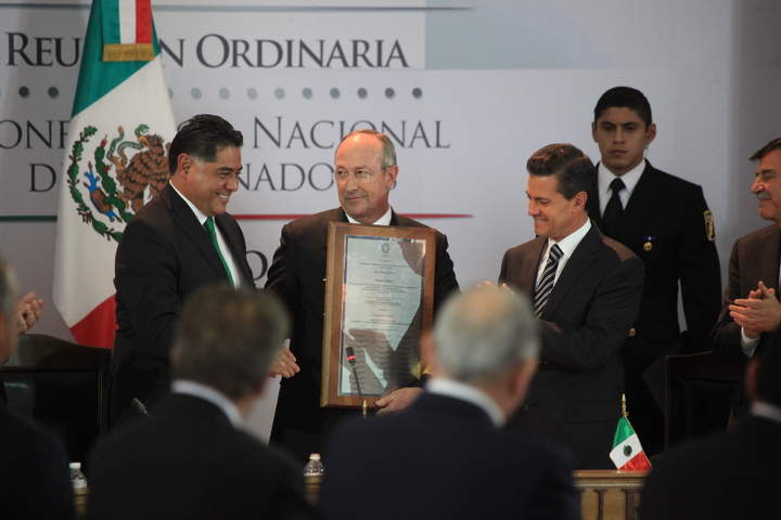 Encuentro. El presidente deMéxico y el gobernador de Durango dieron un reconocimiento al titular de la Marina, Vidal Soberón.