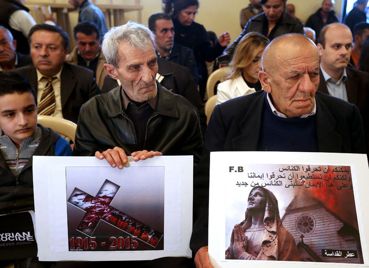 Plagio. Cientos de cristianos muestran su solidaridad por el secuestro de más 220 personas. (AP)