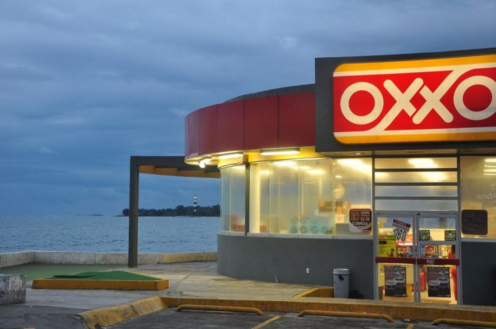 En expansión.  Junto a las tiendas Oxxo, Femsa tiene planeado adquirir franquicias de gasolineras. (ARCHIVO)