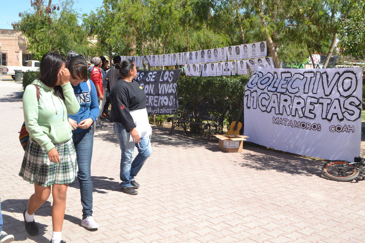 Plantón. En la plaza principal de Matamoros, el grupo colectivo 11 Carretes protestó por la desaparición de normalistas. (EL SIGLO DE TORREÓN/ ANGÉLICA SANDOVAL)