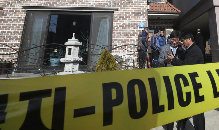 Un sujeto armado mató a varios familiares en su residencia ubicada en la ciudad de Hwaseong, así como a un agente de la policía, antes de decidir quitarse la vida. (EFE)