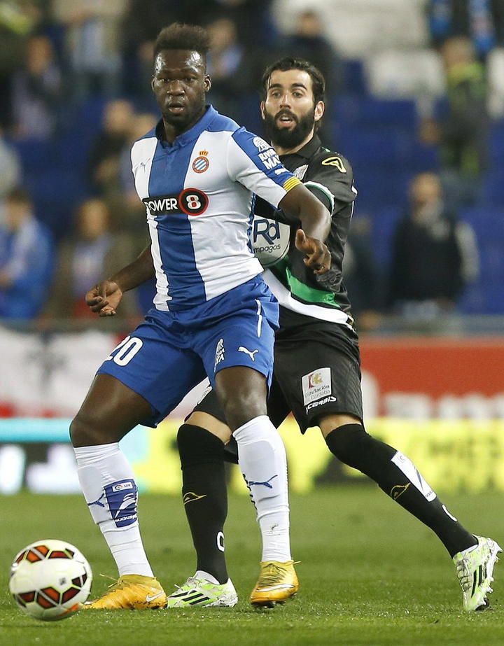 Moreno controló el balón y asistió a Felipe Caicedo, quien con la cabeza cedió a Abraham González para inaugurar el marcador al minuto 43. (EFE)