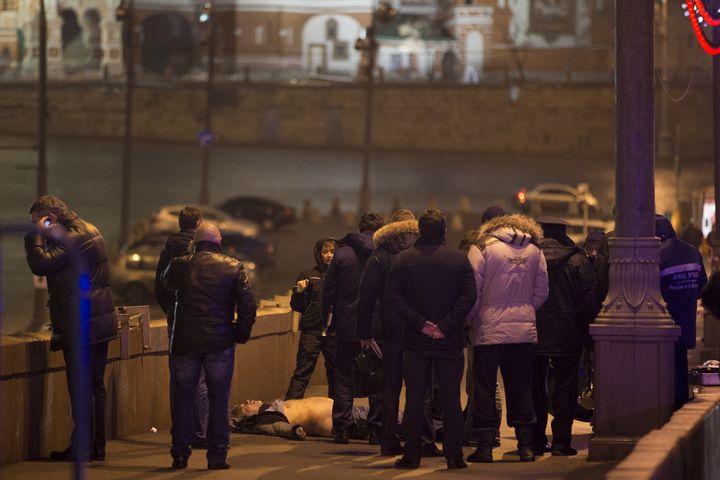 Identidad. En la imagen se observa el momento en que están identificando la identidad de Boris Nemtsov.  