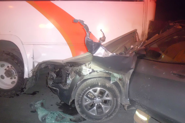 Accidente. El hombre que conducía la camioneta quedó prensado y presentó múltiples lesiones que ponían en riesgo su vida.