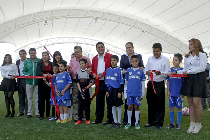 Obras. Inauguraron la cancha de futbol 7 con velaria y la cancha de frontón en la unidad deportiva Francisco Sarabia.