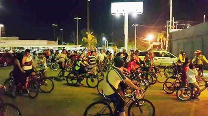 Salida. Los ciclistas salieron del estacionamiento del centro comercial ubicado frente al Vivero Forestal Lerdo.