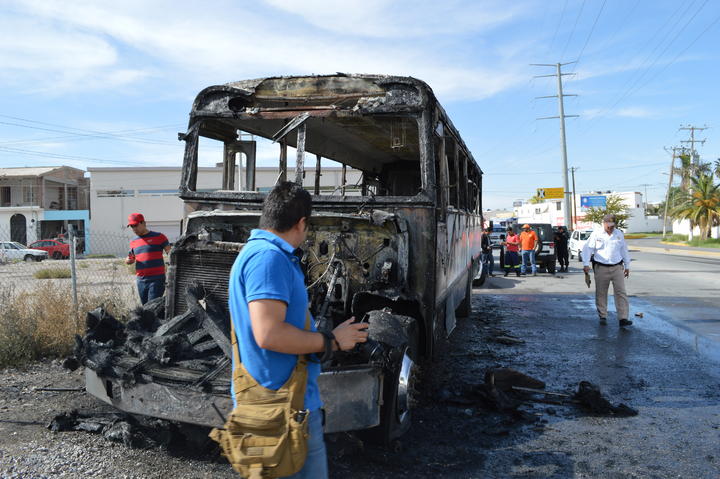 Los rescatistas ubicaron a un autobús de la marca Freelance, modelo 2000 y de la ruta verde de Torreón-Gómez, estaba envuelto en llamas pero ninguna persona había resultado lesionada. (El Siglo de Torreón)