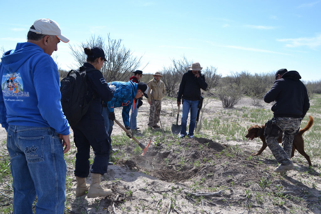Búsqueda. Autoridades cavan para buscar restos óseos en el Antiguo Relleno de San Pedro.