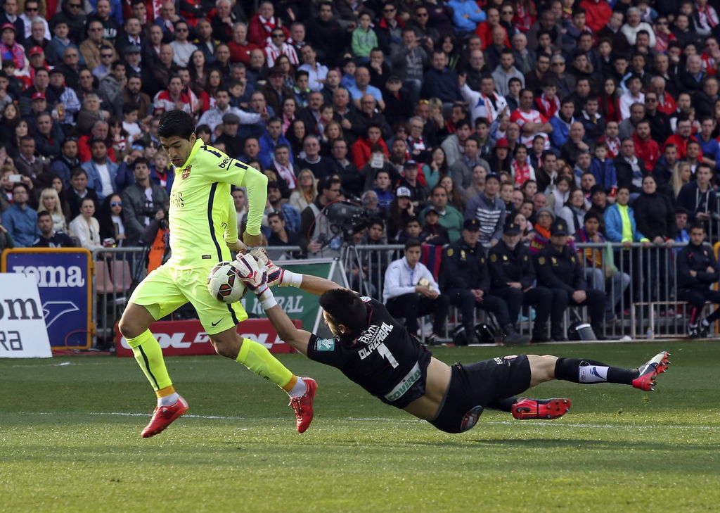 Luis Suárez anotó al minuto 53 y dio pase de gol a Lio Messi que al minuto 70 anotó. (EFE)