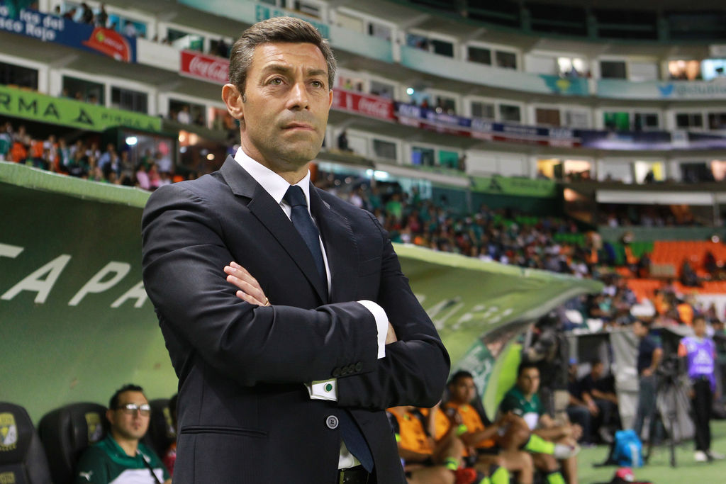 El portugués Pedro Caixinha vio incrédulo cómo cayó su equipo. (Jam Media)