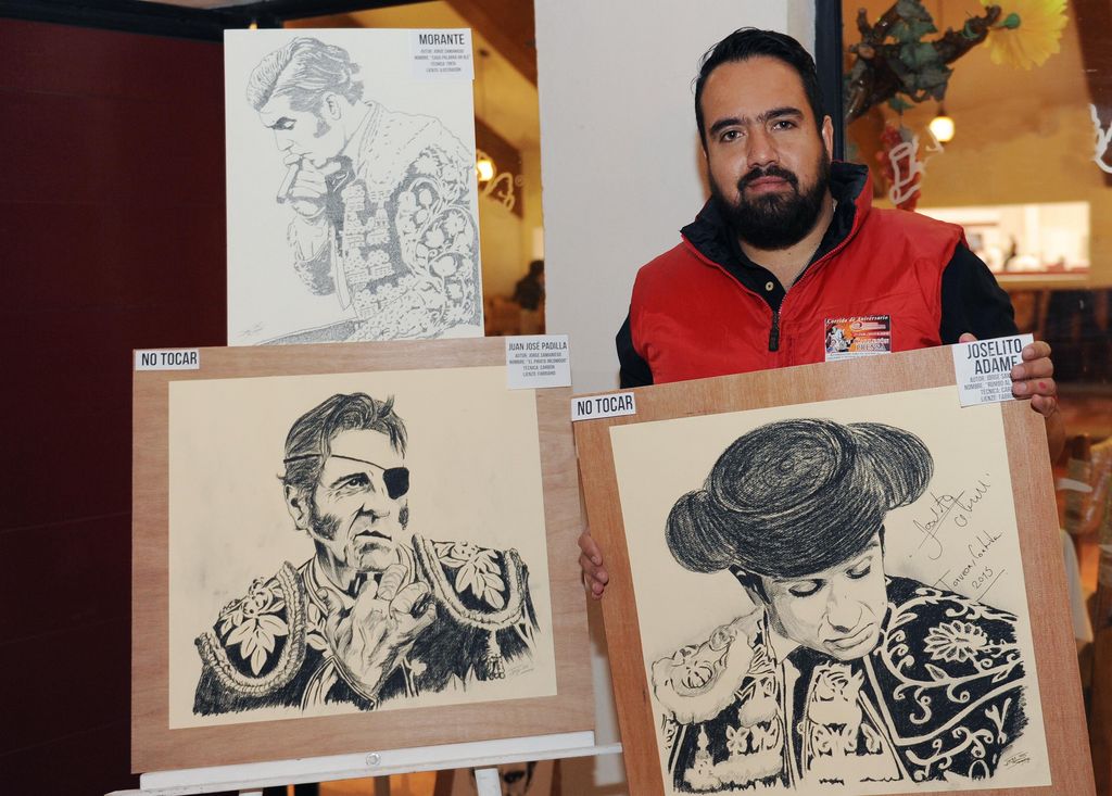  Jorge Samaniego presentó con éxito su exposición 'Figuras del toreo', obras hechas con diversas técnicas, como carbón, lápiz, pastel, tinta y acuarela.
