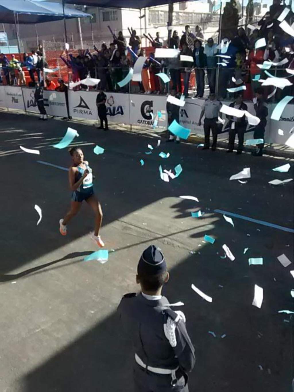 Demissie Misiker se coronó campeona femenil con un tiempo de 2:37:37. 