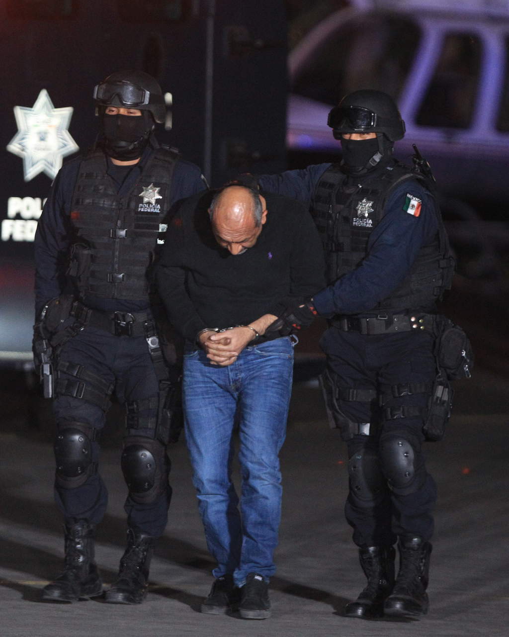 Detenido. En la imagen, Servando Gómez “La Tuta” es trasladado por dos agentes de la Policía Federal.