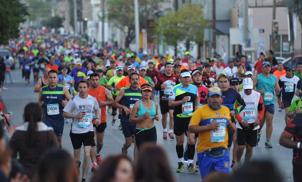 Miles de corredores salieron a las calles de La Laguna a correr el Maratón Lala. (El Siglo de Torreón)