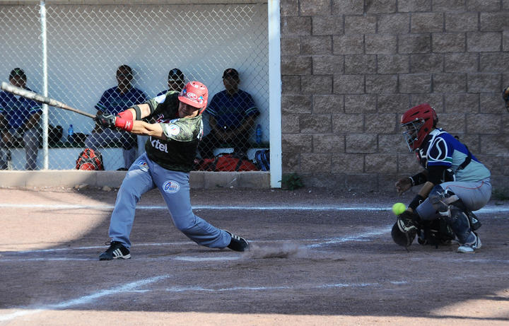 Las acciones corresponden a la Liga de Softbol del Club Deportivo San Isidro, que está llevando a cabo aún la primera vuelta de la temporada denominada “Marcelino Carrillo”. (EL SIGLO DE TORREÓN)