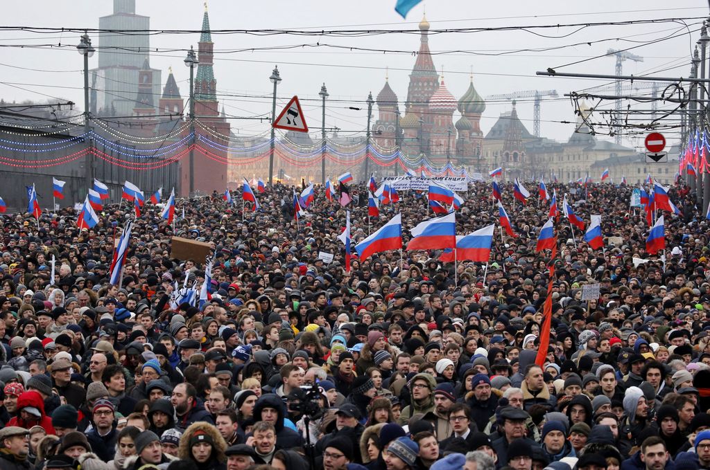 Reclaman muerte. Miles se manifestaron ayer por la muerte del líder de opocisión Nemtsov. (EFE)